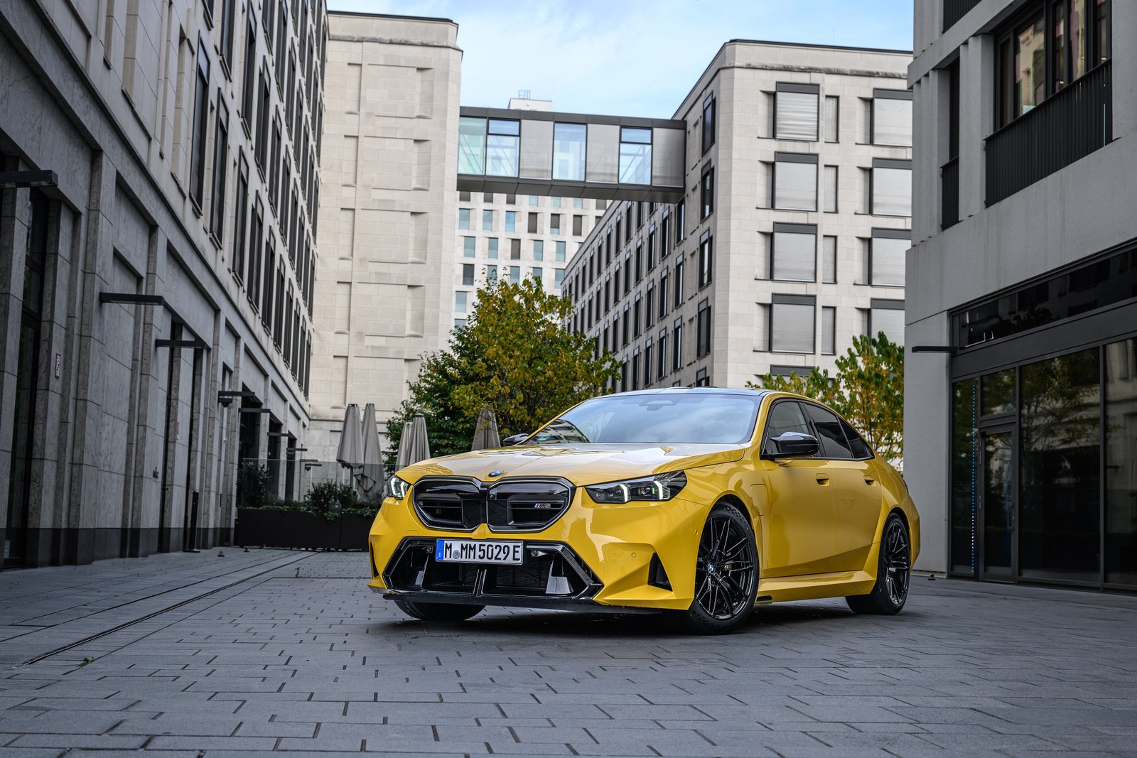 BMW M5 mit xDrive Allradantrieb und Hybridtechnik in dynamischer Fahrt