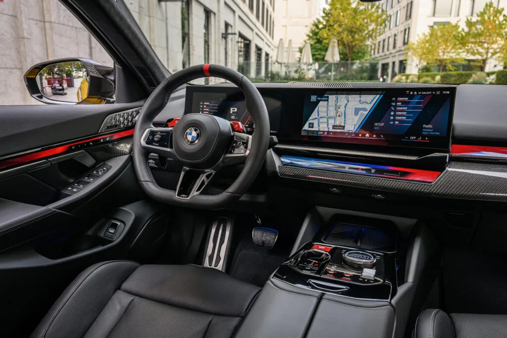 BMW xDrive Allradsystem im Vergleich zu quattro und 4MATIC bei sportlicher Kurvenfahrt
